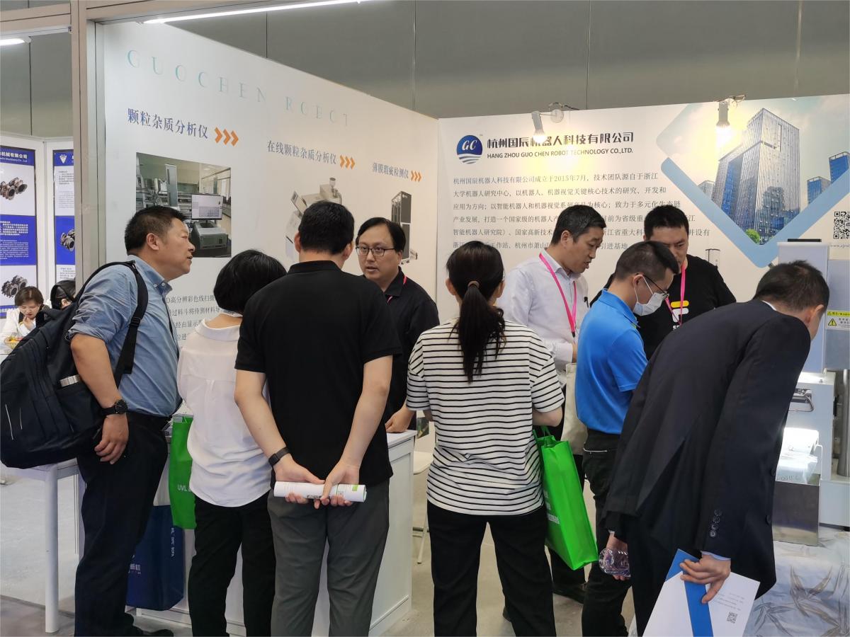 國(guó)辰展位上，到訪客戶圍觀、了解產(chǎn)品